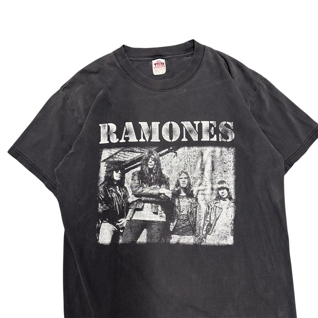 VINTAGE FADED RAMONES BAND TEE.