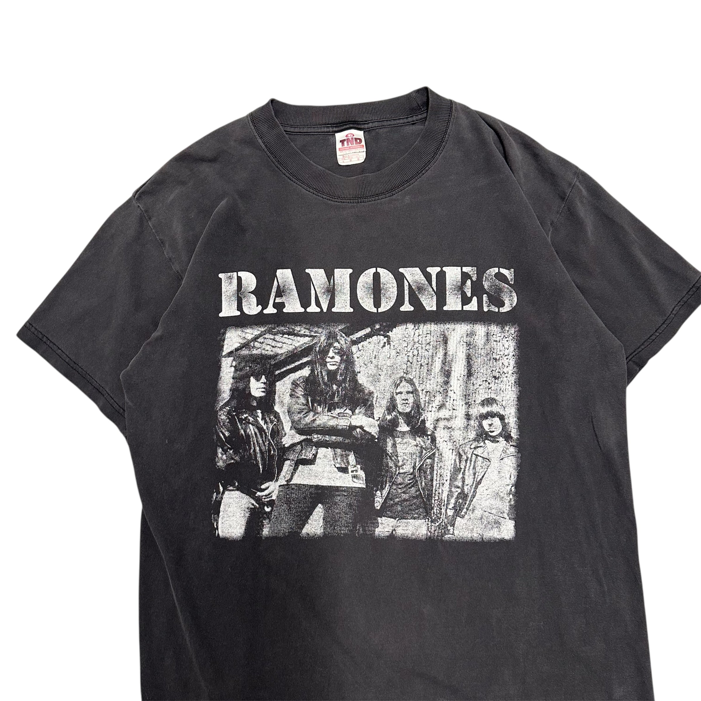 VINTAGE FADED RAMONES BAND TEE.