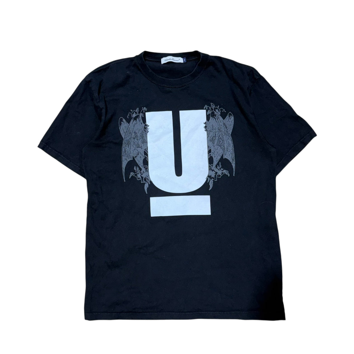UNDERCOVER GARGOYLE LOGO TEE.