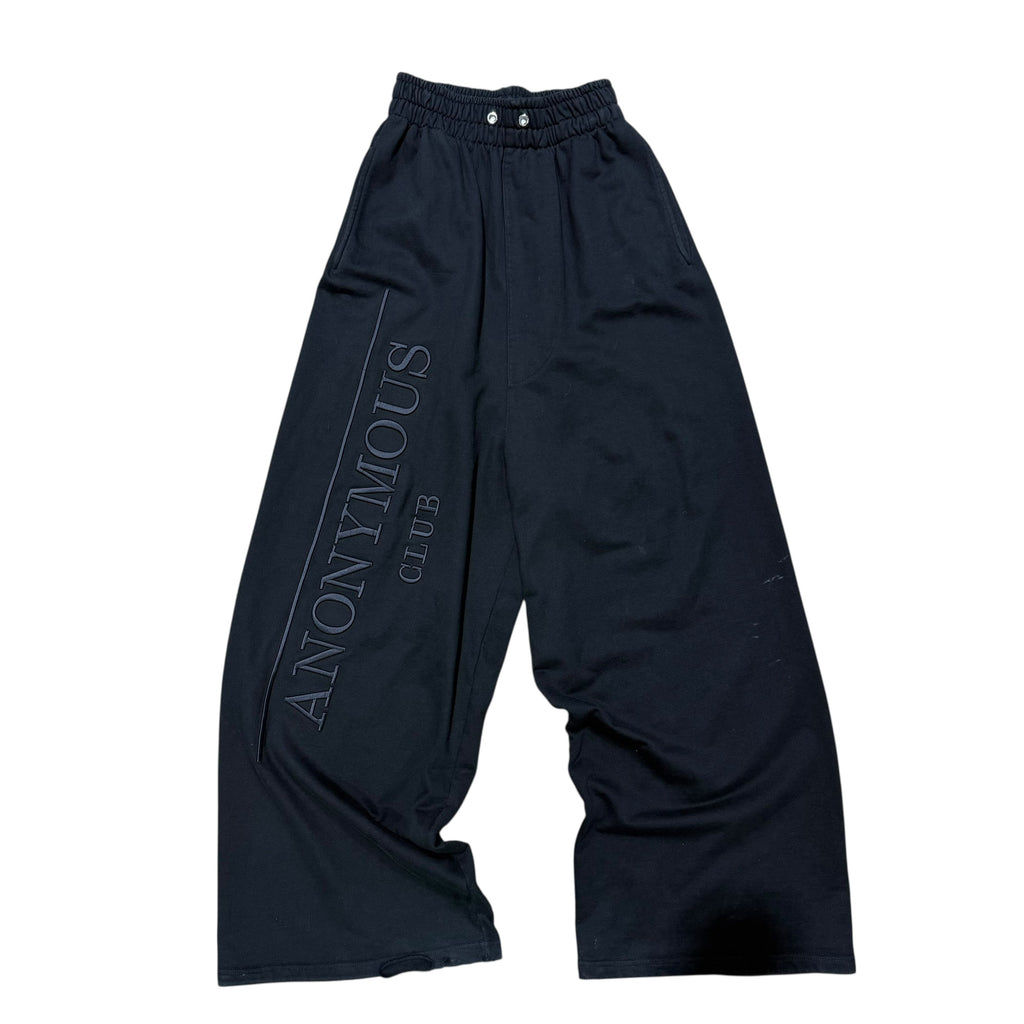 ANONYMOUS CLUB BLACK LOGO SWEATPANTS.