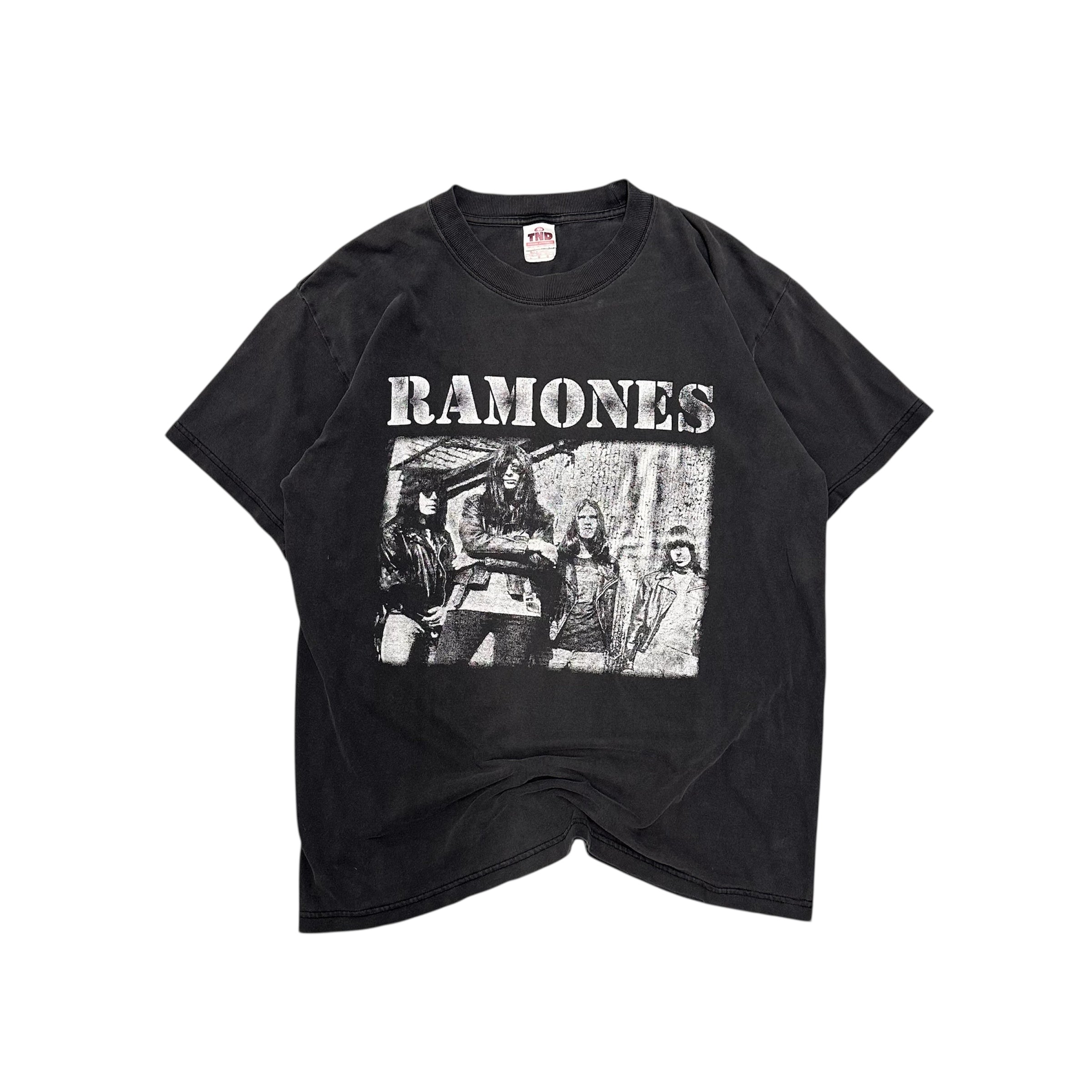 VINTAGE FADED RAMONES BAND TEE.