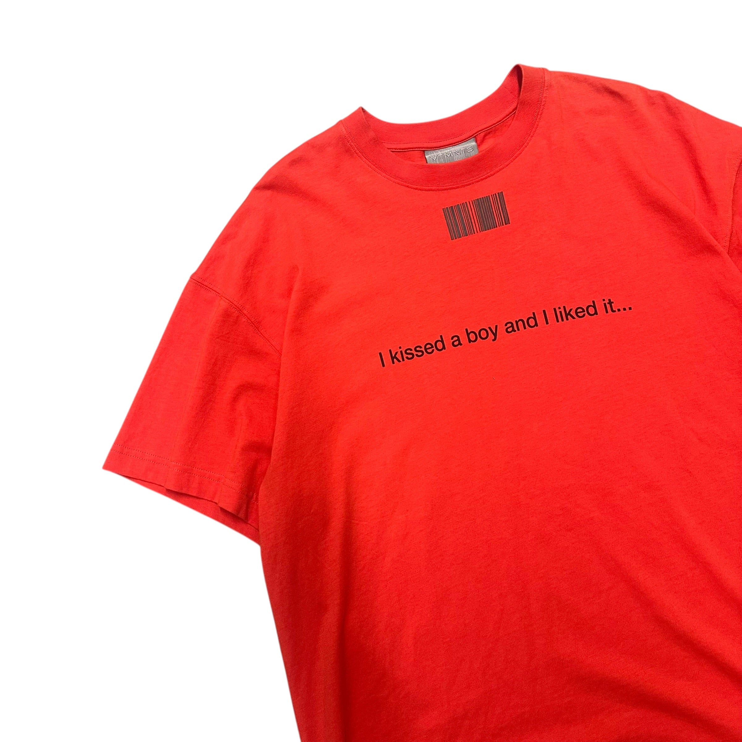 VETEMENTS "I KISSED A BOY AND I LIKED IT" RED PRINT SHIRT.