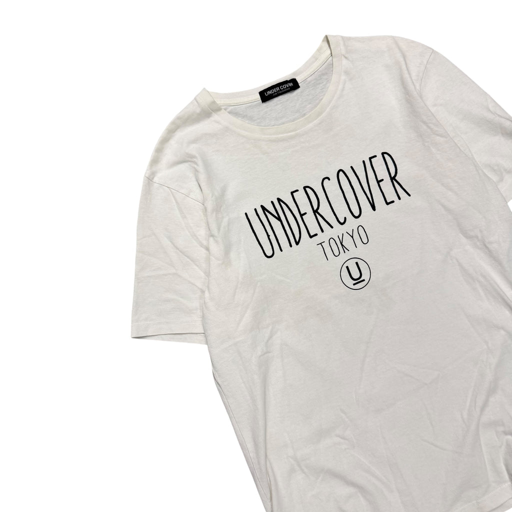 UNDERCOVER WHITE LOGO TOKYO TEE.