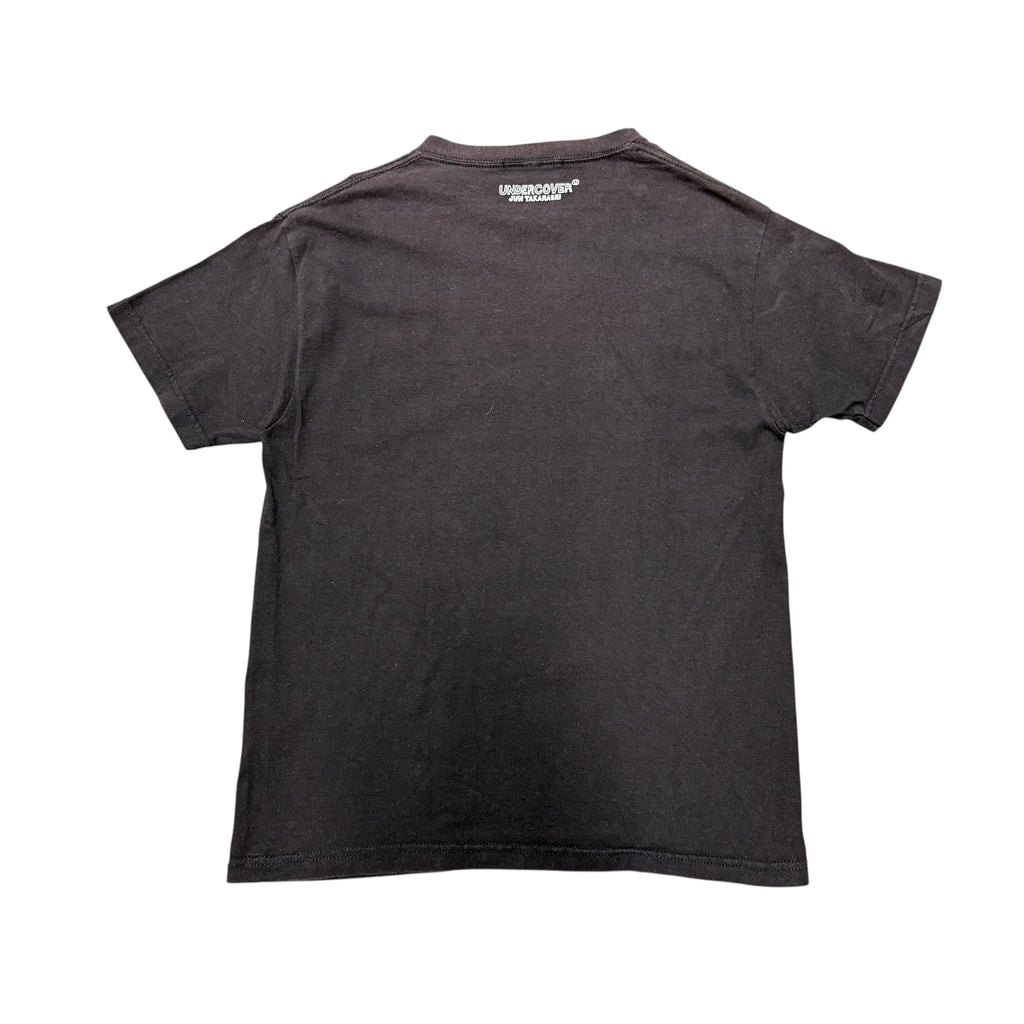 UNDERCOVER ALFRED HITCHCOCK TEE.