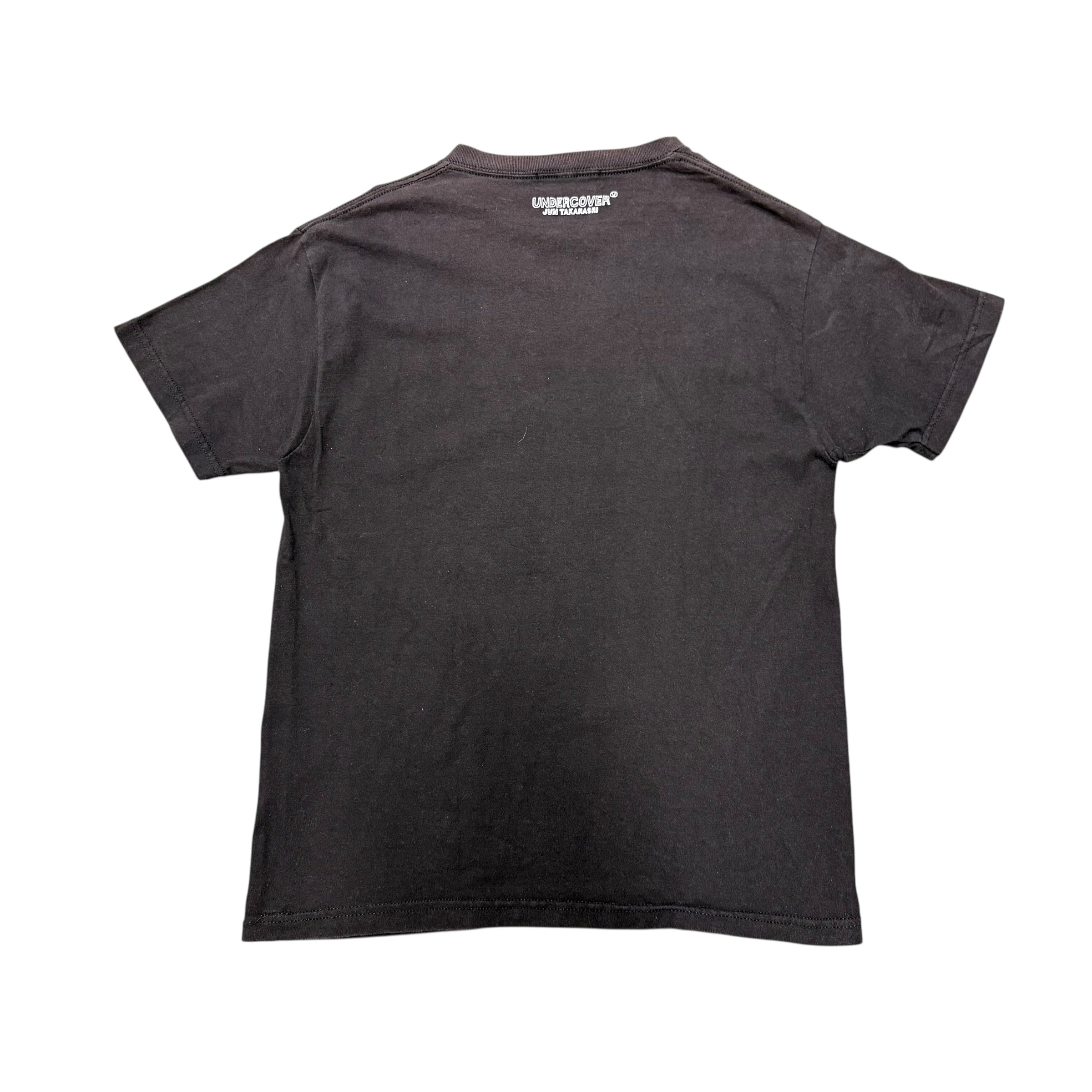 UNDERCOVER ALFRED HITCHCOCK TEE.