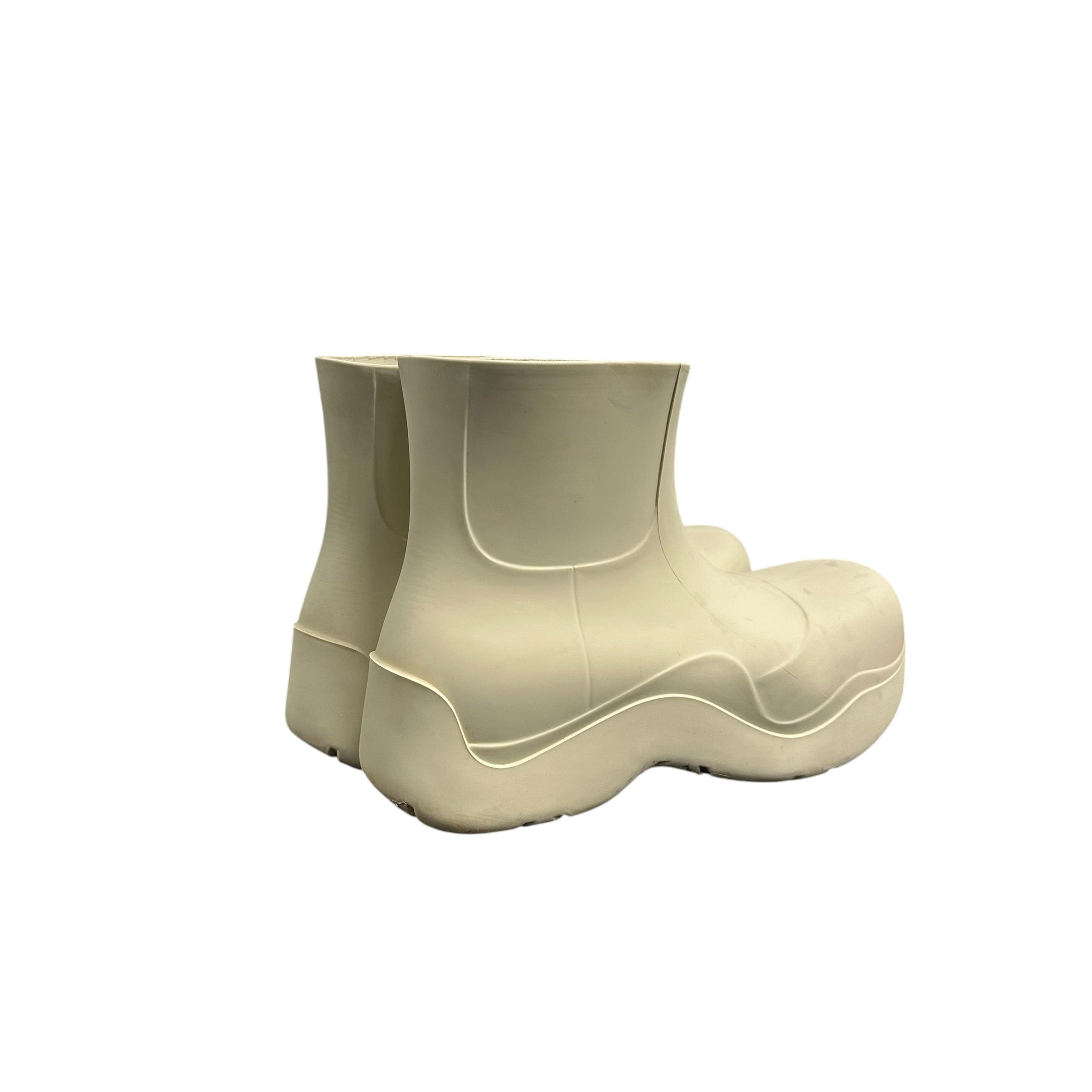 WHITE BOTTEGA VENETA PUDDLE BOOTS.