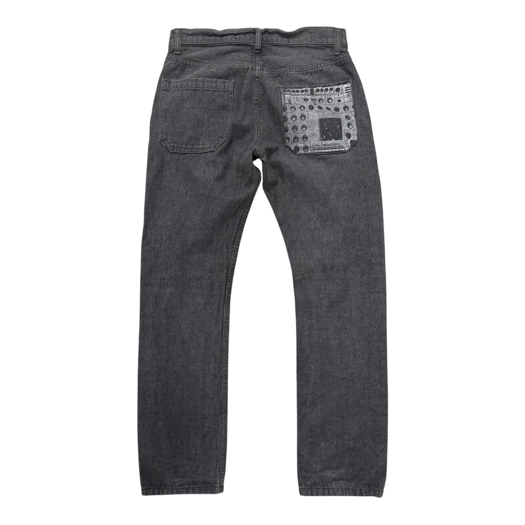 UNDERCOVER CHARCOAL BACK POCKET PRINT DENIM.