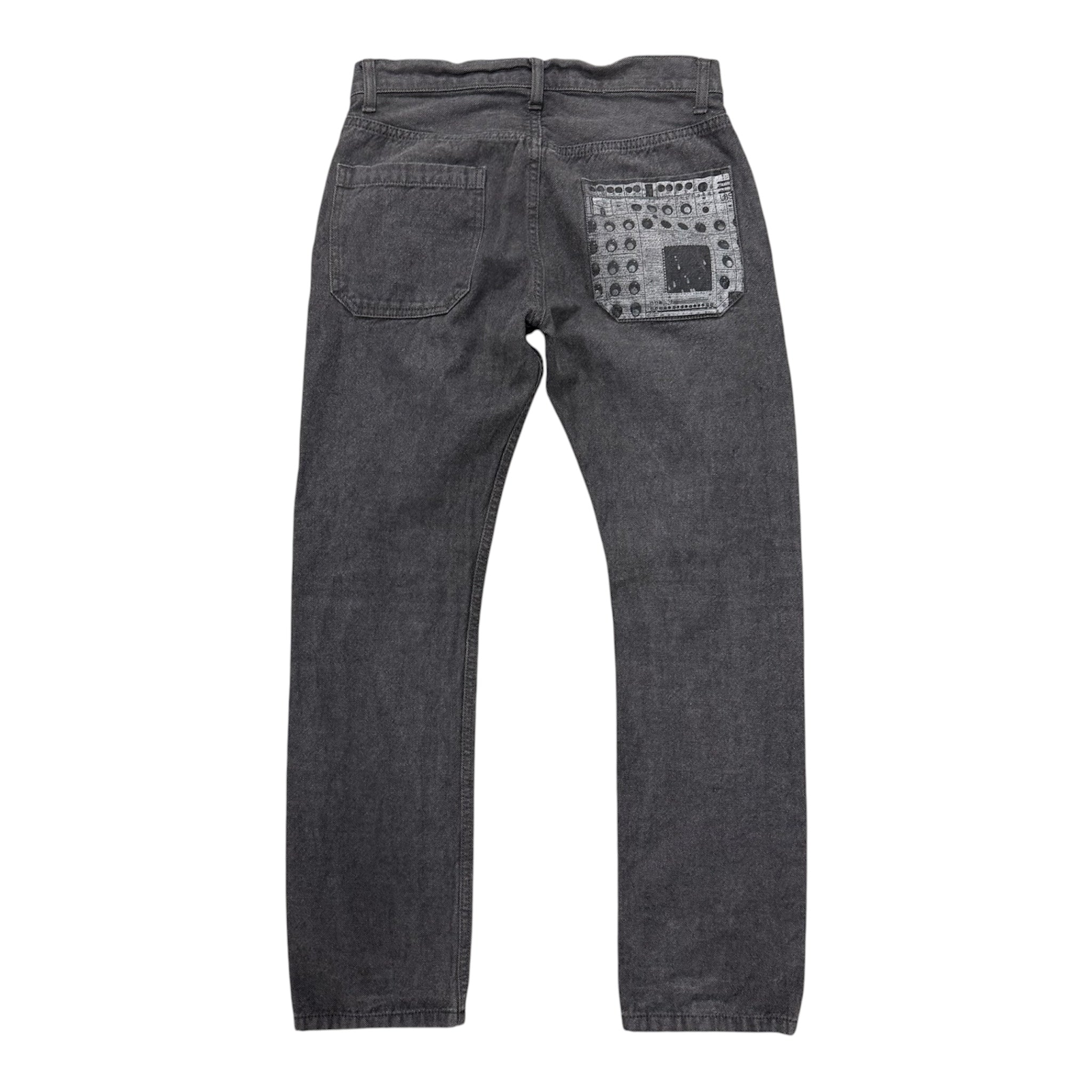 UNDERCOVER CHARCOAL BACK POCKET PRINT DENIM.