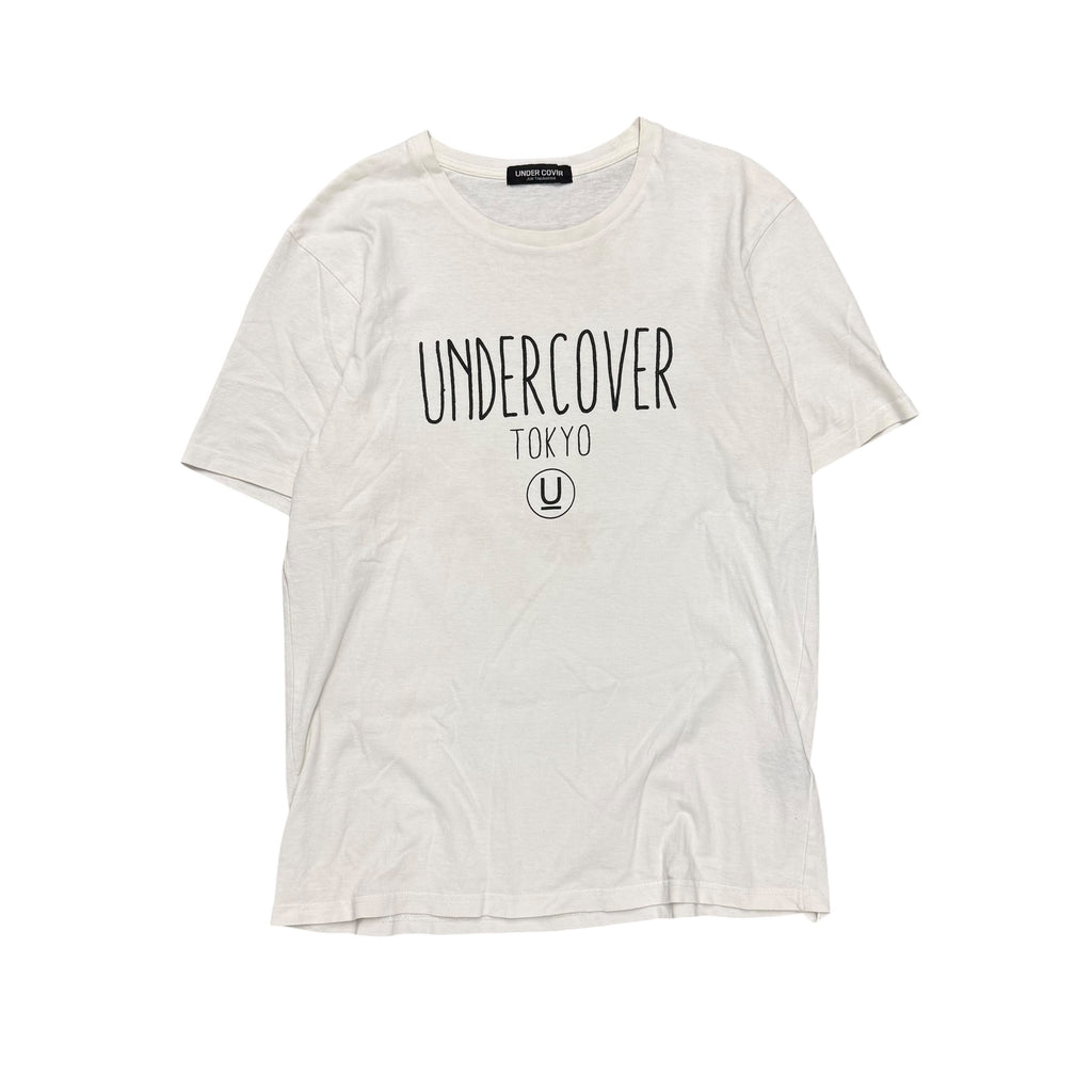 UNDERCOVER WHITE LOGO TOKYO TEE.