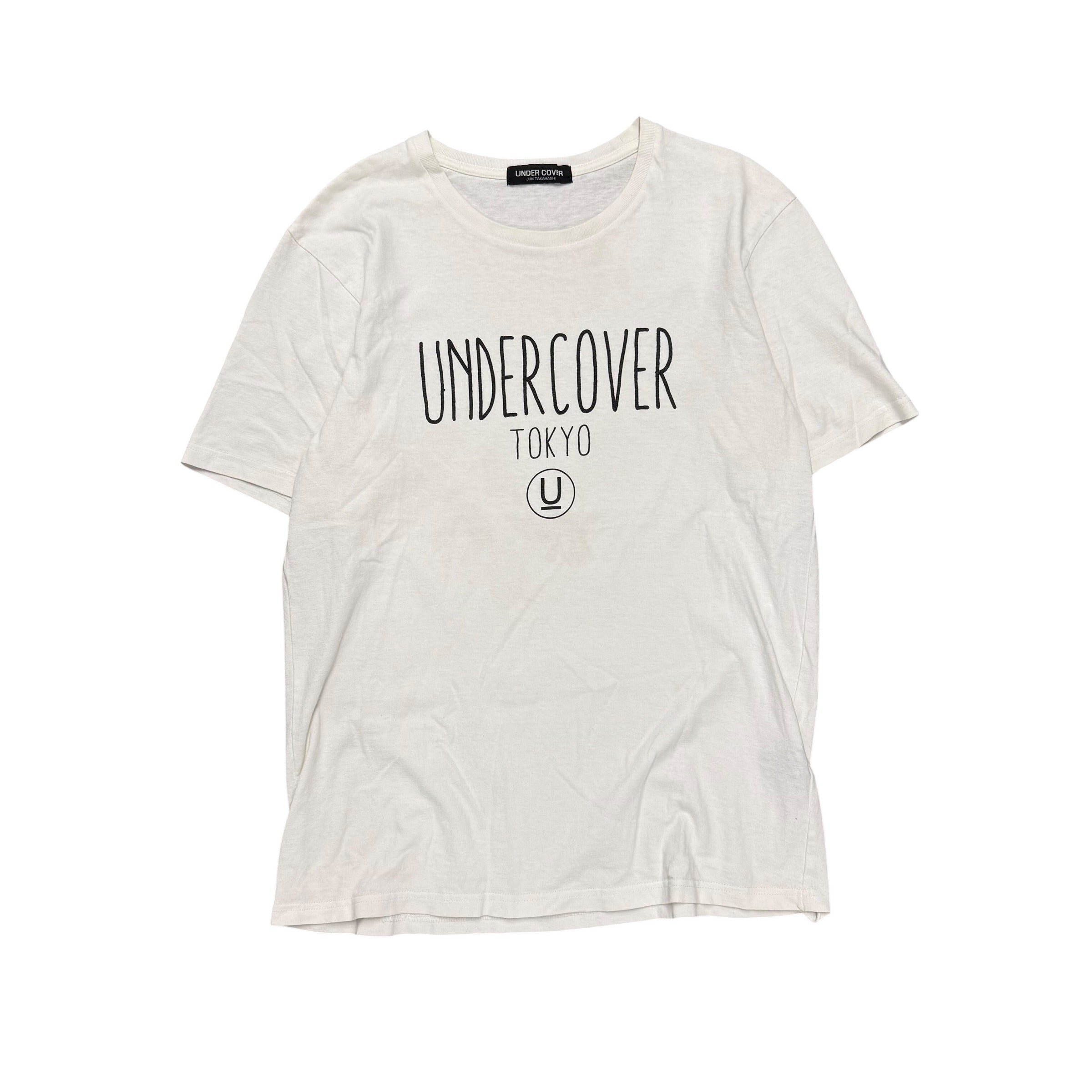 UNDERCOVER WHITE LOGO TOKYO TEE.