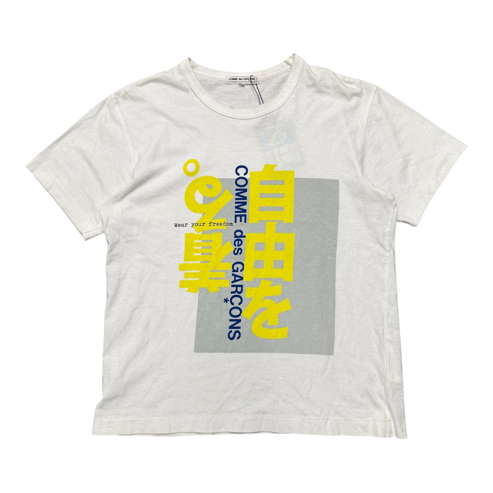 COMME DES GARÇONS WHITE & YELLOW LOGO TEE.