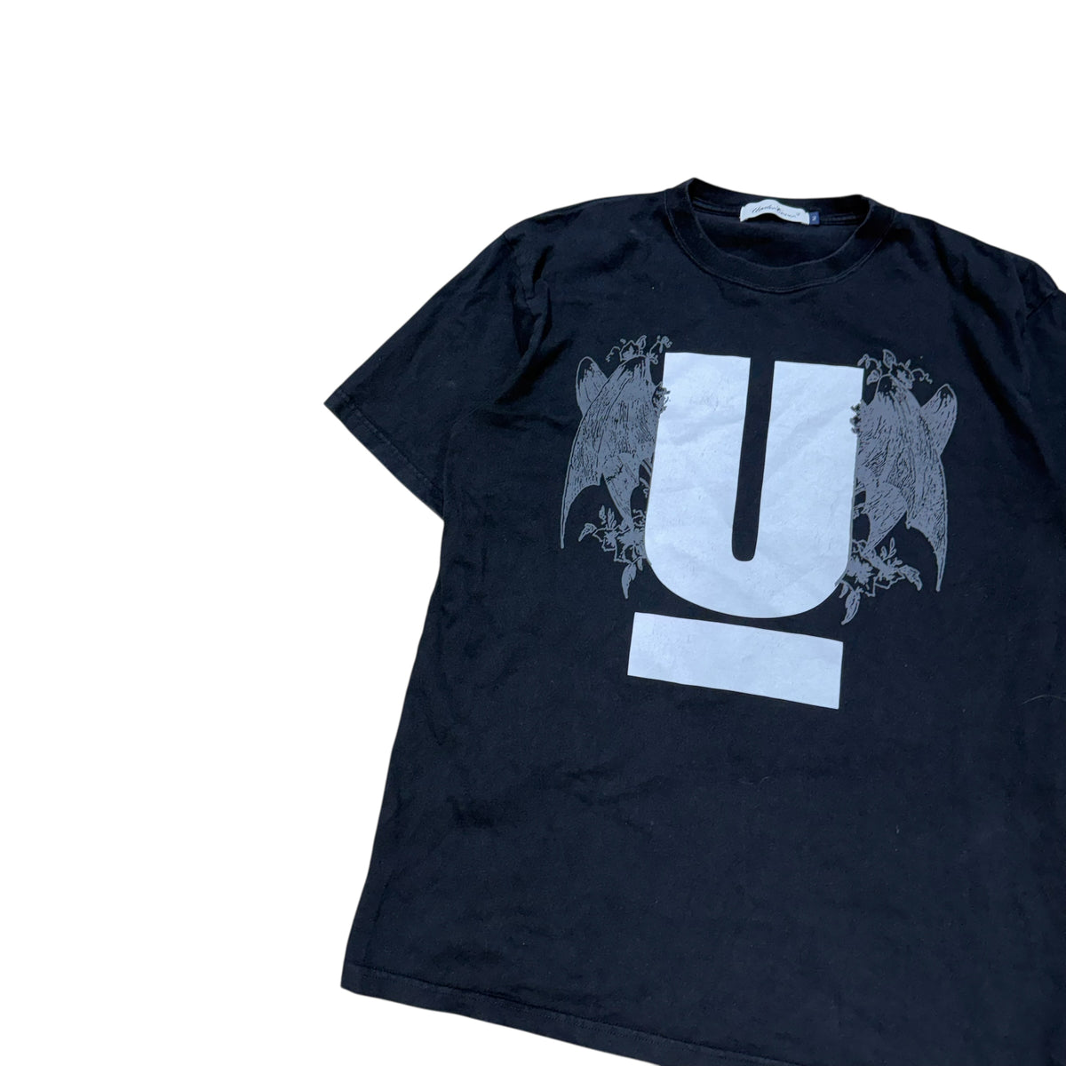 UNDERCOVER GARGOYLE LOGO TEE.
