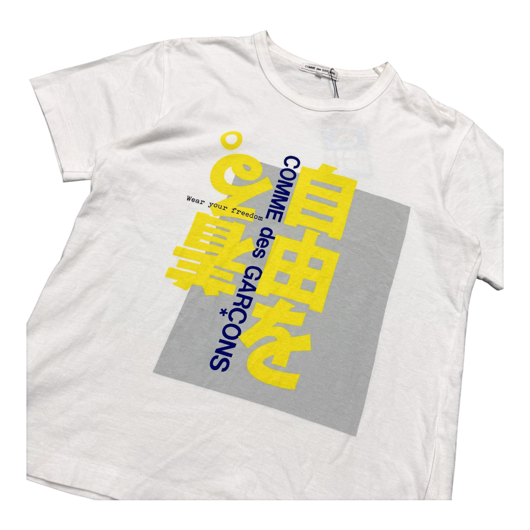 COMME DES GARÇONS WHITE & YELLOW LOGO TEE.